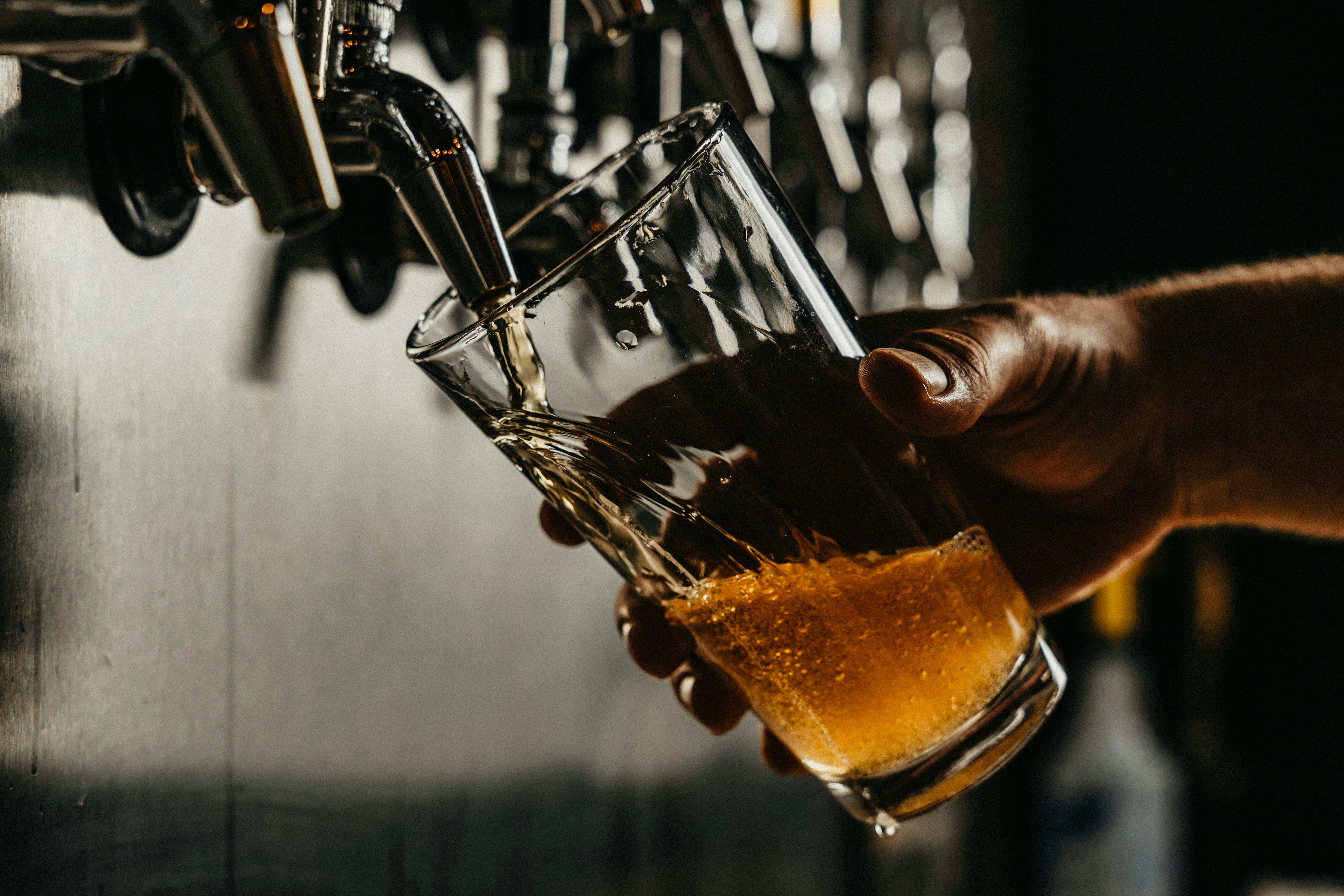 Cerveja no cardápio: por que a diversidade está ganhando do volume no bar